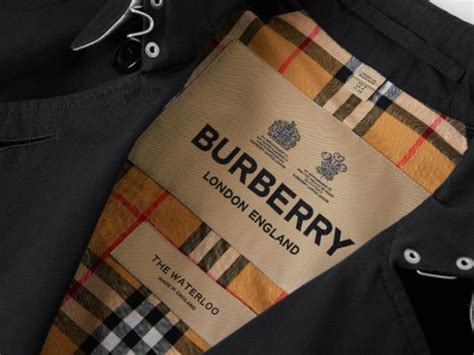 burberry chiuderò il 10 dei suoi negozi|Burberry: vendite in calo 10 per cento nell'intero anno.